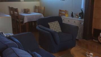 TV, DVD player, books, stereo