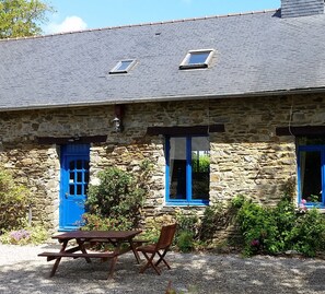 Outdoor dining - Traditional Farmhouse Gite at the heart of Brittany (Sleeps 1-5 in 2 Bedrooms) (Saint-Mayeux)
