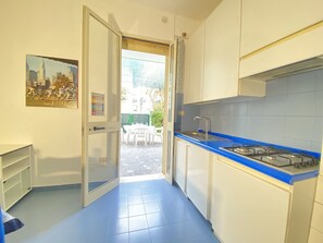 Frigorifero, piano cottura, tavolo da pranzo