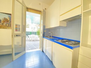 Frigorifero, piano cottura, tavolo da pranzo