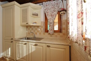 Réfrigérateur, micro-ondes, plaque de cuisson, lave-vaisselle