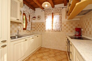 Frigorífic, microones, placa de cuina i rentaplats