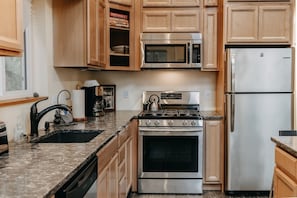 Cabin, 3 Bedrooms | Private kitchen