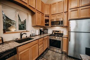 Cabin, 3 Bedrooms | Private kitchen | Fridge, microwave, oven, dishwasher