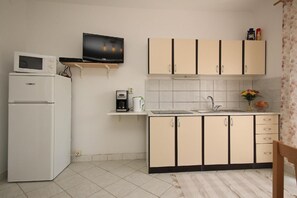 Réfrigérateur, four à micro-ondes, surface de cuisson, cafetière-théière