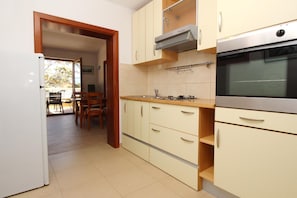 Køleskab, ovn, kogeplade, kaffe-/temaskine