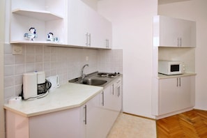 Køleskab, mikrobølgeovn, kogeplade, kaffe-/temaskine