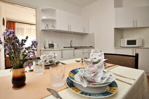 Køleskab, mikrobølgeovn, kogeplade, kaffe-/temaskine