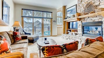 Condo, 2 Bedrooms | Living area