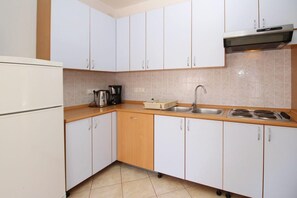 Refrigerador, placa de cocina, lavavajillas, cafetera/tetera