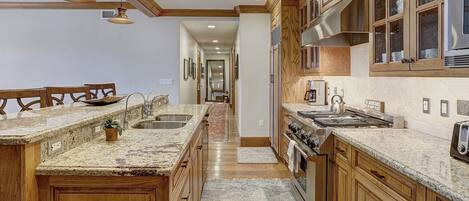 Condo, 4 Bedrooms | Private kitchen