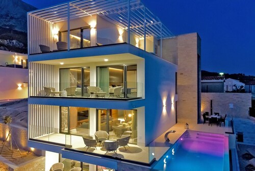 Luxury Villa Delight I – Promajna, Heated Pool