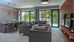 TV, fireplace - Luxury Villa Delight II Promajna w/ heated pool, jacuzzi, sauna - Baska Voda (Promajna)