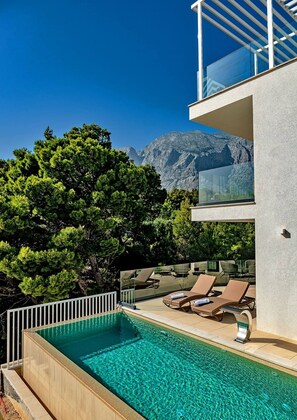 Een verwarmd zwembad