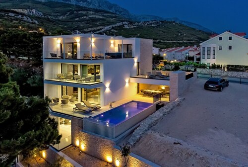 Luxury Villa Delight II – Promajna, Heated Pool
