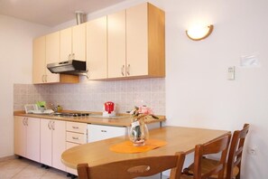 Refrigerador, placa de cocina, cafetera/tetera