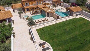 Une grande villa dotée d’une piscine, d’un espace extérieur aménagé et de panneaux solaires.