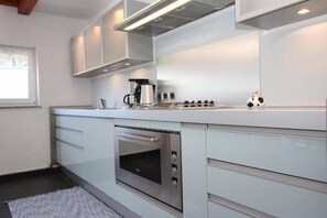 Køleskab, mikrobølgeovn, ovn, kogeplade