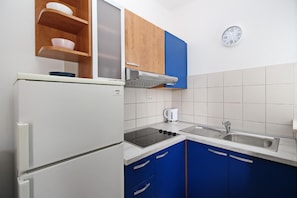 Refrigerador, placa de cocina, cafetera/tetera