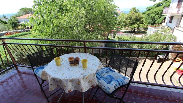 Outdoor dining - Studio apartment Jelka 1 for 2 people near the beach on the island of Krk (Malinska)
