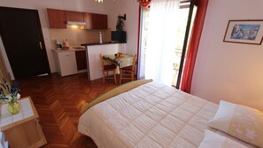 1 bedroom, WiFi, bed sheets - Studio apartment Jelka 1 for 2 people near the beach on the island of Krk (Malinska)