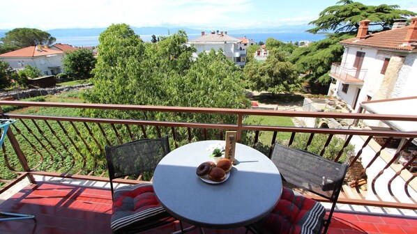 تناول الطعام بالخارج