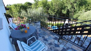Outdoor dining - Cozy apartment Marijana 1 for 4 people on the island of Krk (Marsici)