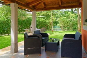 Terrace/patio - Vacation homes Sunny Twins - 2 houses, 10 persons, 4 bedrooms, pool, barbecue (Makovci)