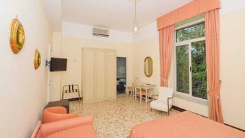 Minibar, Zimmersafe, Schreibtisch, Babybetten