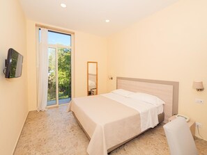 Minibar, in-room safe, desk, cots/infant beds - Hotel Delle Palme (Massa Lubrense)