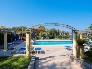 Utendørsbasseng og solsenger