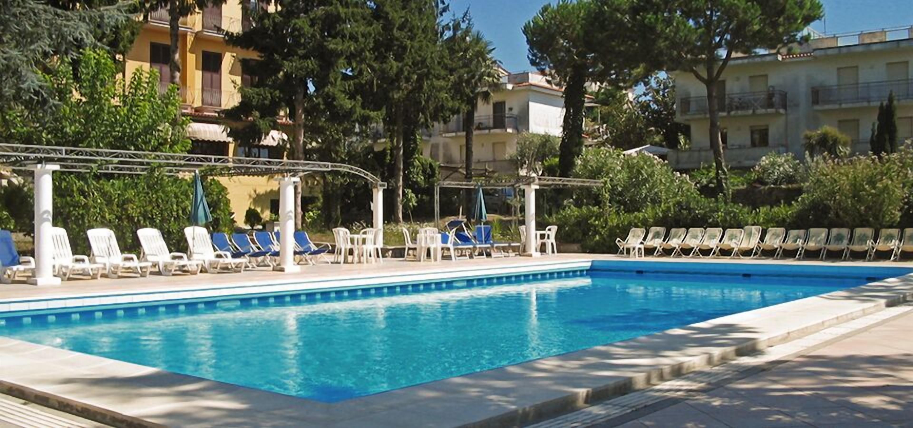 Piscina externa, funciona das 9h às 19h, espreguiçadeiras