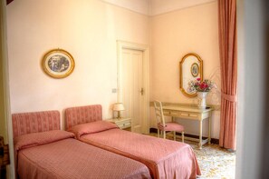 มินิบาร์, ตู้นิรภัยในห้องพัก, โต๊ะทำงาน, เปล/เตียงเด็กอ่อน