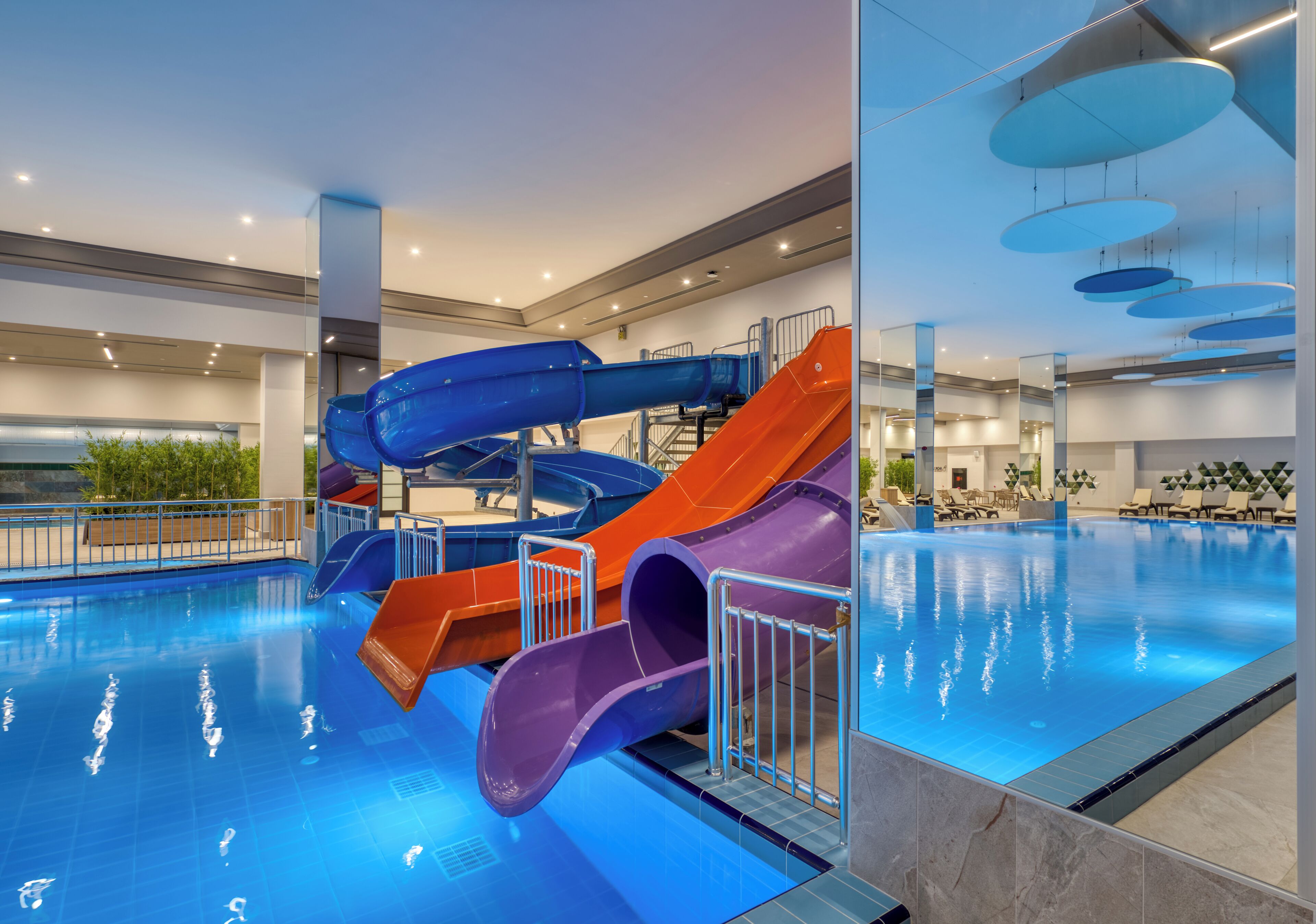 15 piscines couvertes, piscine extérieure (ouverte en saison)