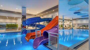 15 piscines couvertes, piscine extérieure (ouverte en saison)