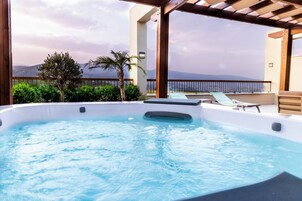 Suite presidencial | Ropa de cama de alta calidad, minibar, caja fuerte y escritorio