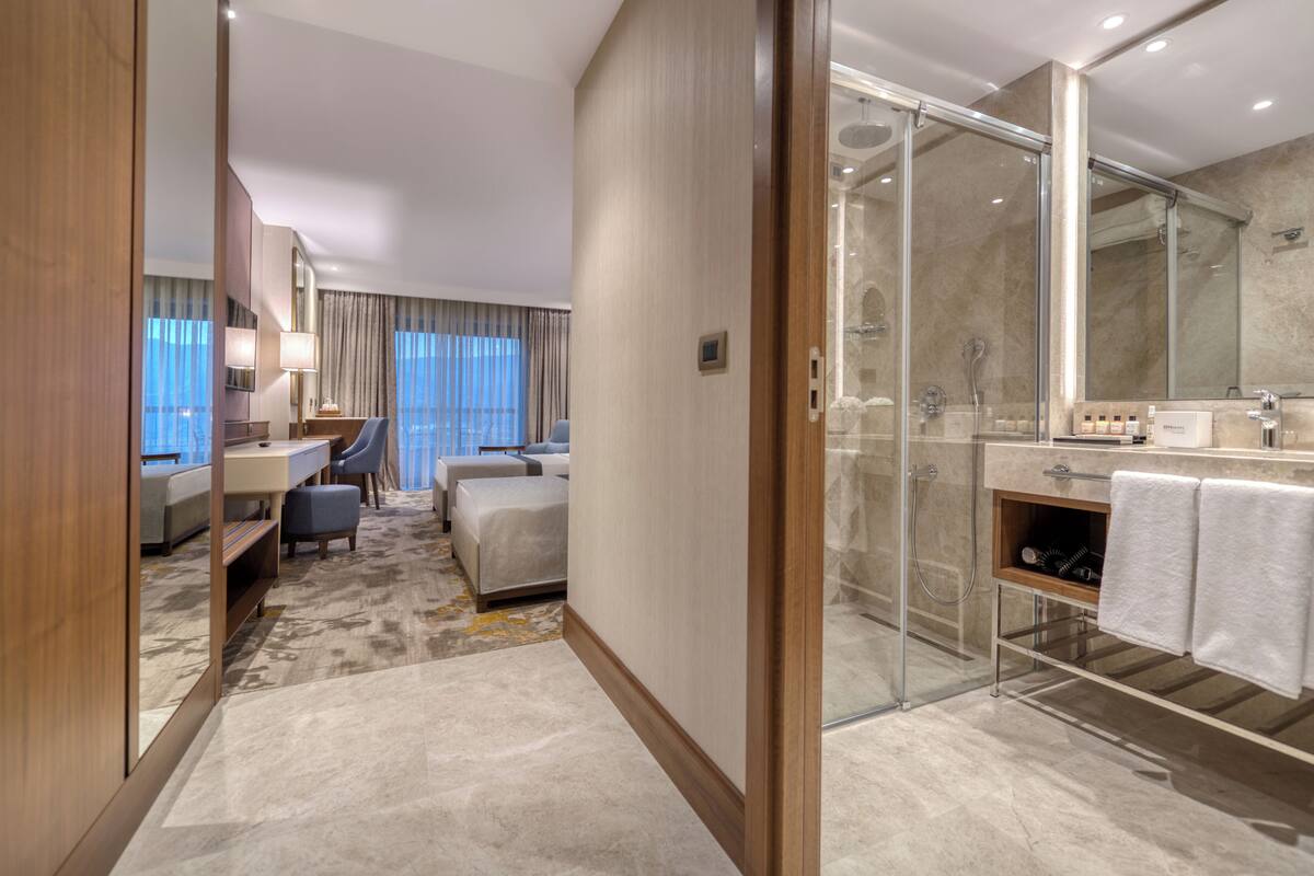 deluxe twin room, garden view | 1 bedroom, premium bedding, minibar, in-room safe