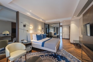 Suite presidencial | Ropa de cama de alta calidad y minibar