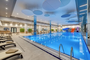 15 piscine coperte, piscina stagionale all'aperto, ombrelloni da piscina