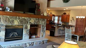 Smart TV, chimenea, reproductor de DVD y futbolito