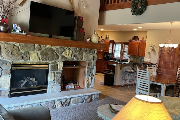 TV connectée, cheminée, lecteur de DVD, baby-foot