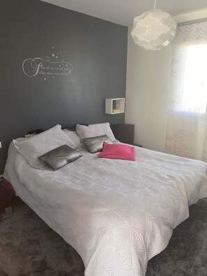 3 bedrooms, desk, iron/ironing board, free WiFi