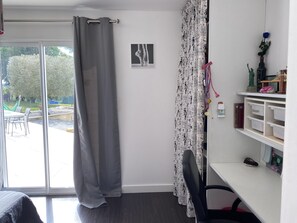 3 quartos, escrivaninha, ferros/tábuas de passar roupa