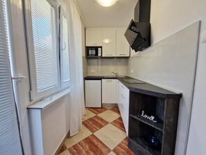 Køleskab, mikrobølgeovn, kogeplade, kaffe-/temaskine