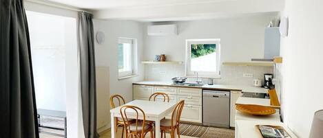 Een koelkast, een oven