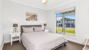 4 bedrooms, desk, WiFi