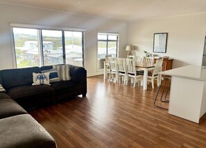 TV - Chiton Views - 19A Albatross Ave, Chiton (Chiton)