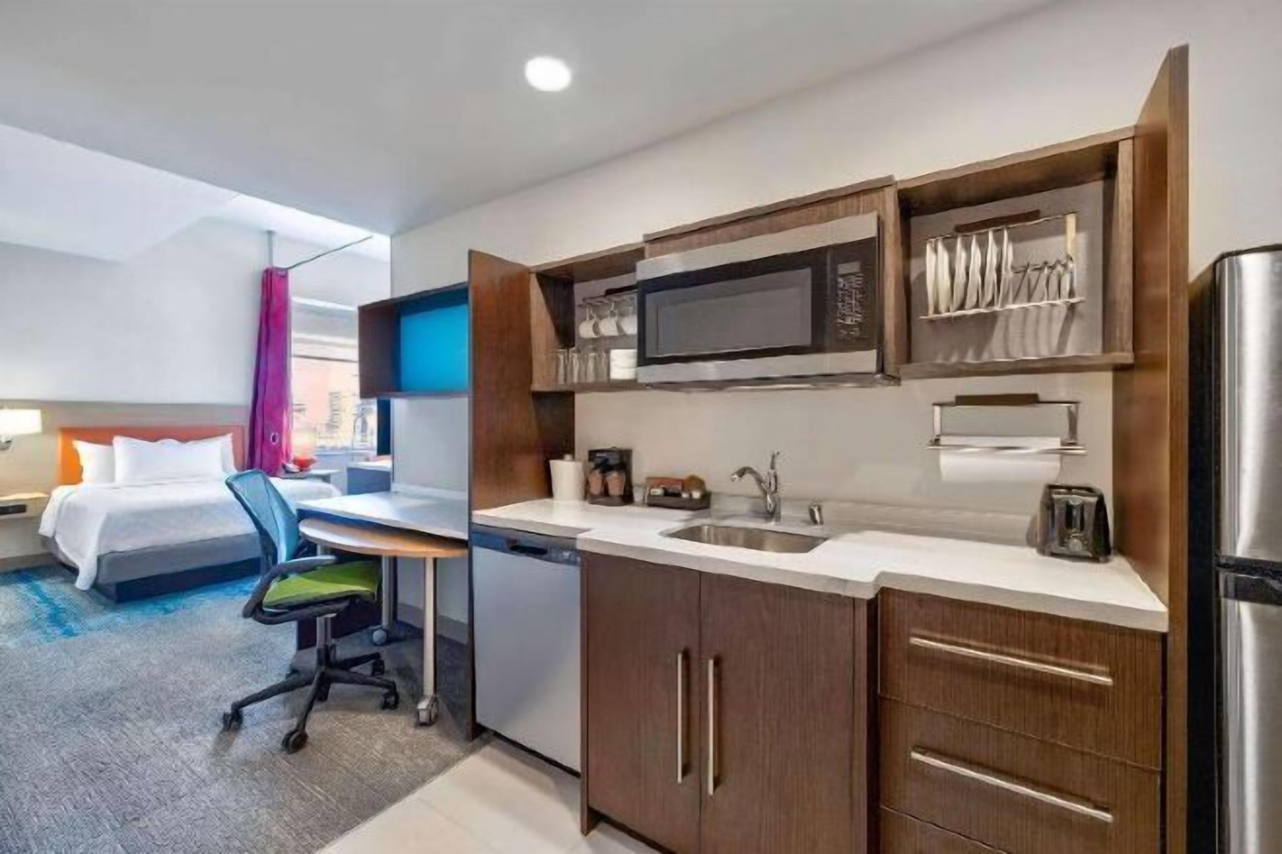 Escritorio y espacio para trabajar con laptop 