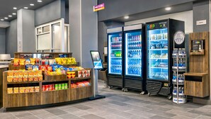 Un espacio con máquinas expendedoras de aperitivos y bebidas.