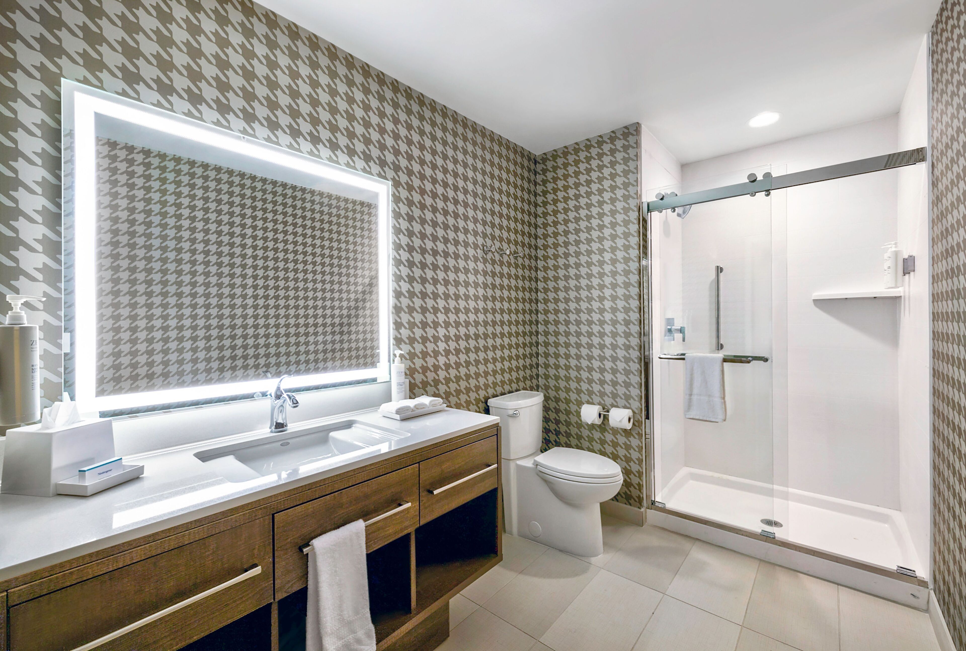 Hydromassage showerhead, hair dryer, towels, soap